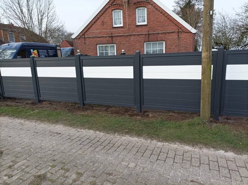 Aluminium-Sichtschutzzaun mit weißem Streifen entlang der Straße