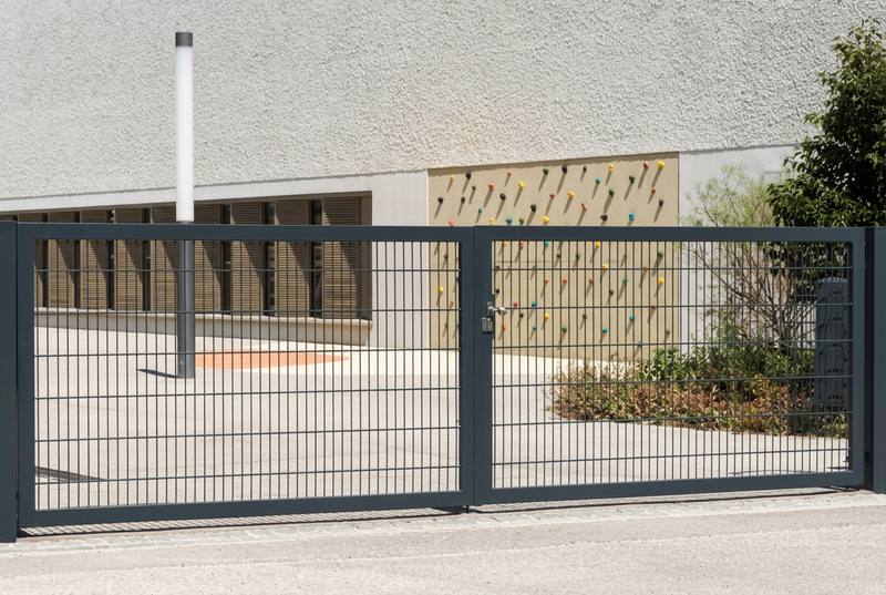 Doppelflügeltor aus Doppelstabmatten an einer Hofeinfahrt